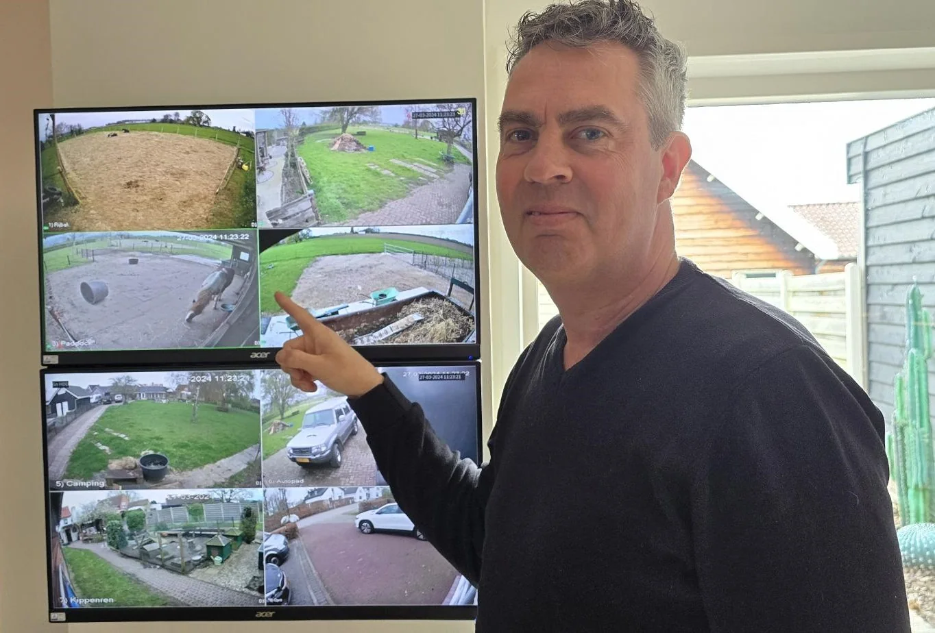 Peter van Risk Visuals aan het werk achter monitoren
